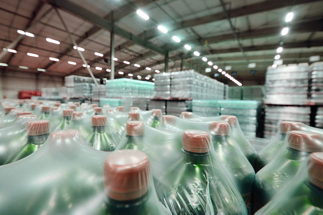 Load Stabilization in the Food and Beverage Industry: How Strapping and Stretch Wrapping Protect Product Integrity